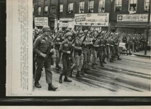 Pittsburgh (Pennsylvania) - Pittsburgh Hill district - La Pennsylvania Army National Guard in marcia nelle strade della città - Sommosse - Persone affacciate alle finestre