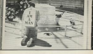 Atlanta (Georgia) -Tomba di Martin Luther King - Uomo prega con cartello alle spalle - Fiori
