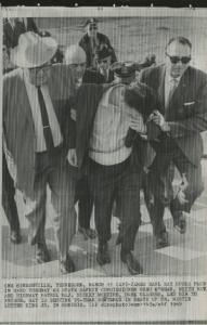 Nashville (Tennessee) - Omicidio Martin Luther King - James Earl Ray condotto in prigione da Greg O'Rear (sinistra) e Mickey Mcguire (destra) - Pattuglia
