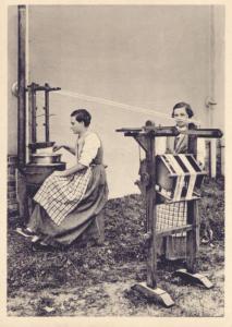 Donne al lavoro nella trattura della seta