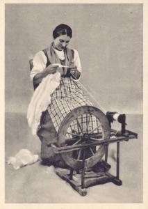Donna al lavoro nella filatura della seta cardata