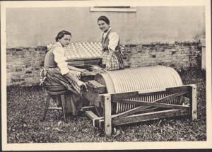 Donne al lavoro nell'orditura della seta