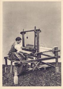 Donna al lavoro nella tessitura