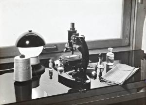 De Angeli Frua - interno di laboratorio - tavolo con microscopio