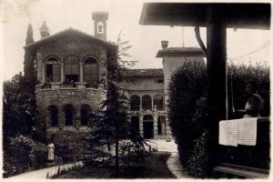 Cardina - Villa Ravasi - veduta dell'edificio principale attraverso il giardino