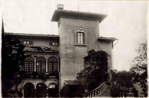 Cardina - Villa Ravasi - veduta della facciata con la scalinata e la torre