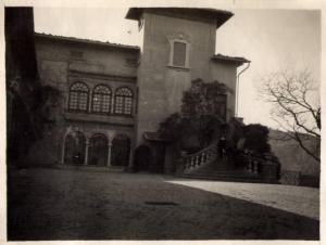 Cardina - Villa Ravasi - veduta della facciata con la scalinata