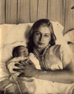 Ritratto di famiglia - Irma Ravasi con il figlio Guido (?) appena nato