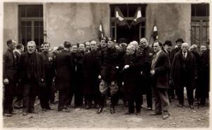 Ritratto di gruppo maschile - con un gerarca fascista al centro e Guido Ravasi terzo da sinistra e Giulio Joo in primo piano a destra, coi baffi