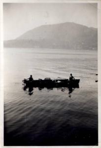 Ritratto di gruppo - due persone a bordo di una barca sul lago