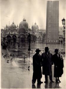 Ritratto di gruppo - Guido Ravasi al centro - davanti alla Basilica di San Marco a Venezia