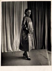 Ritratto femminile - modella - con cappotto realizzato con i tessuti di Guido Ravasi
