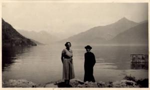 Ritratto di coppia - una donna e un sacerdote in riva al lago