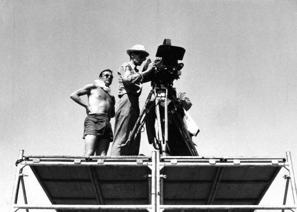 Sul set del film "Il padrone sono me" - Regia Franco Brusati - 1955 - Il regista Franco Brusati e due operatori dietro la macchina da presa