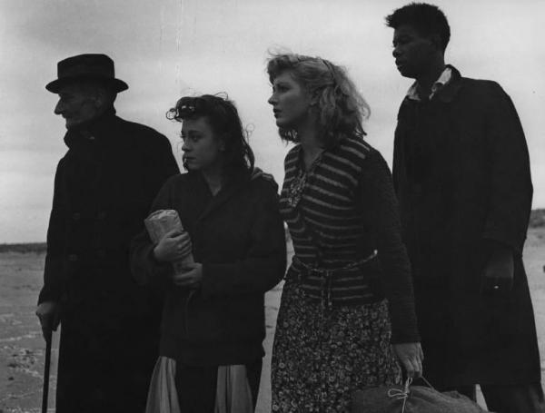 Scena del film "Senza pietà" - Regia Alberto Lattuada - 1948 - Le attrici Giulietta Masina e Carla Del Poggio e due attori non identificati