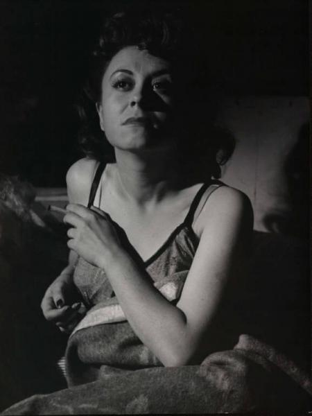 Scena del film "Senza pietà" - Regia Alberto Lattuada - 1948 - L'attrice Giulietta Masina a letto con una sigaretta