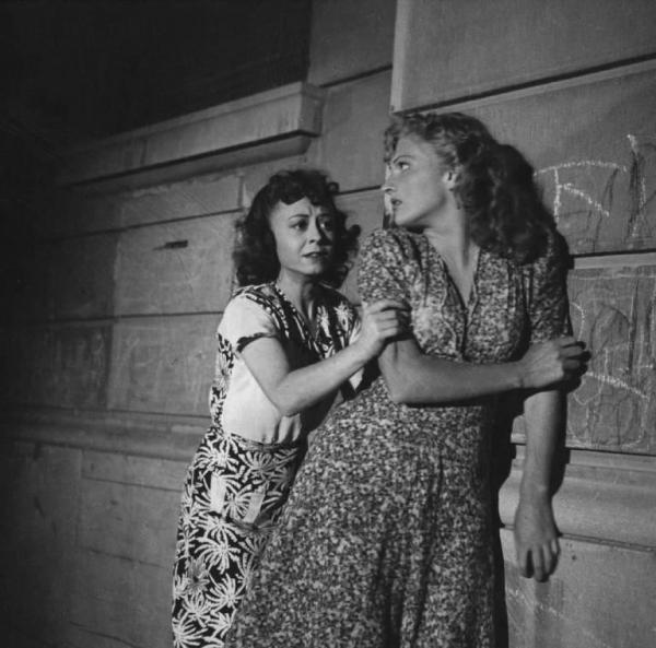 Scena del film "Senza pietà" - Regia Alberto Lattuada - 1948 - Le attrici Carla Del Poggio e Giulietta Masina