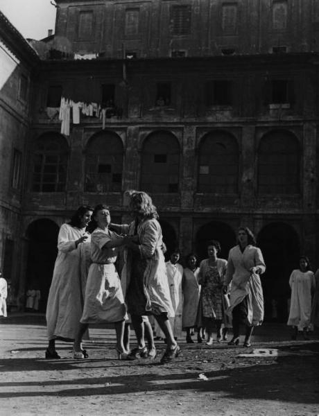 Scena del film "Senza pietà" - Regia Alberto Lattuada - 1948 - Le attrici Giulietta Masina e Carla Del Poggio con altre attrici non identificate