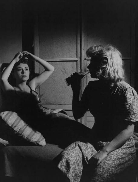 Scena del film "Senza pietà" - Regia Alberto Lattuada - 1948 - Le attrici Carla Del Poggio, con una bottiglia, e Giulietta Masina