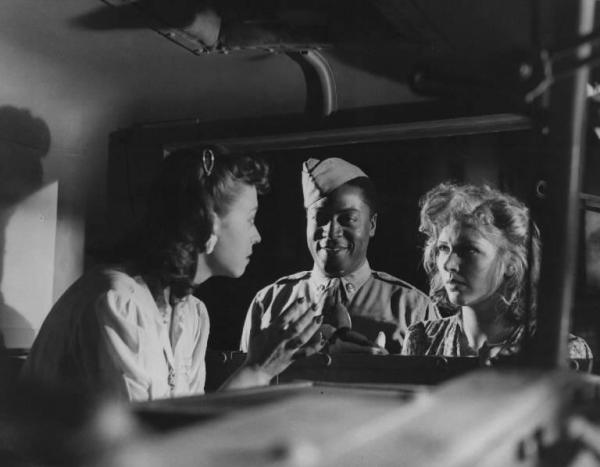 Scena del film "Senza pietà" - Regia Alberto Lattuada - 1948 - Gli attori John Kitzmiller, Carla Del Poggio e Giulietta Masina