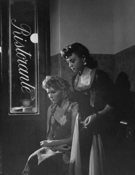 Scena del film "Senza pietà" - Regia Alberto Lattuada - 1948 - Le attrici Carla Del Poggio e Giulietta Masina al ristorante