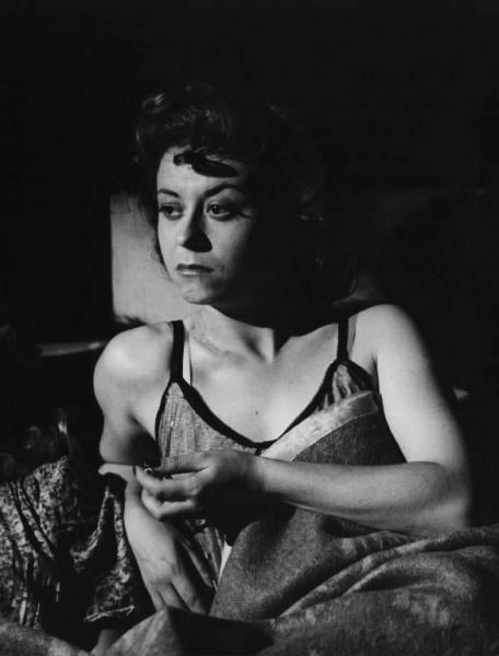 Scena del film "Senza pietà" - Regia Alberto Lattuada - 1948 - L'attrice Giulietta Masina a letto