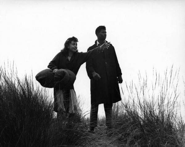 Scena del film "Senza pietà" - Regia Alberto Lattuada - 1948 - L'attrice Giulietta Masina e un attore non identificato