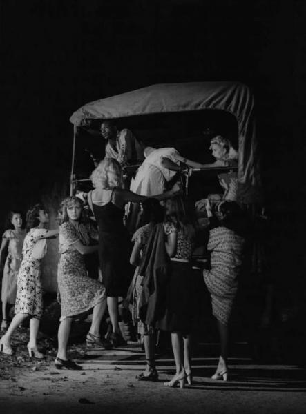 Scena del film "Senza pietà" - Regia Alberto Lattuada - 1948 - Le attrici Carla Del Poggio e Giulietta Masina e un gruppo di attori non identificati su un camion militare