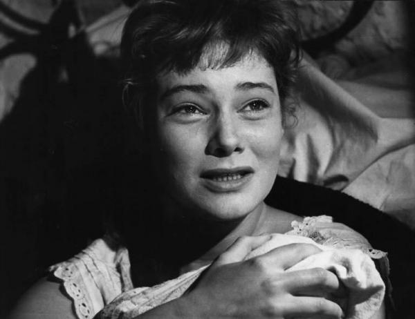 Scena del film "La lupa" - Regia Alberto Lattuada - 1953 - Primo piano dell'attrice May Britt in lacrime