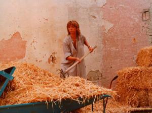 Scena del film "Dimenticare Venezia" - Regia Franco Brusati - 1978 - L'attrice Mariangela Melato con un forcone sistema il fieno