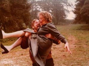 Scena del film "Dimenticare Venezia" - Regia Franco Brusati - 1978 - L'attore Erland Josephson tiene in braccio l'attrice Hella Petri