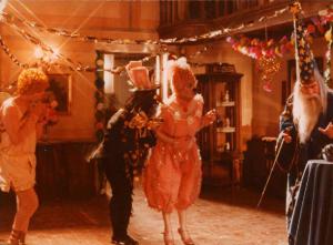 Scena del film "Dimenticare Venezia" - Regia Franco Brusati - 1978 - L'attore Erland Josephson in costume da mago e altri tre attori non identificati in costume