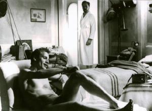 Scena del film "Dimenticare Venezia" - Regia Franco Brusati - 1978 - L'attore Erland Josephson in accappatoio e l'attore David Pontremoli nudo su un divano