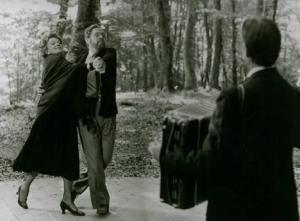 Scena del film "Dimenticare Venezia" - Regia Franco Brusati - 1978 - Gli attori Erland Josphson e Hella Petri ballano davanti a dei suonatori di fisarmonica