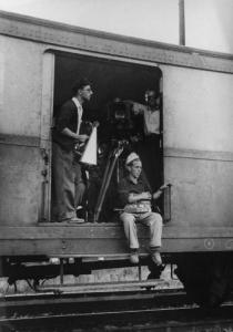 Set del film "Senza pietà" - Regia Alberto Lattuada - 1948 - Il regista Alberto Lattuada sul set su un treno con due operatori