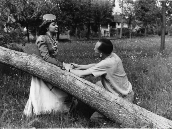 Set del film "Giacomo l'idealista" - Regia Alberto Lattuada - 1943 - L'attrice Tina Lattanzi e il regista Alberto Lattuada