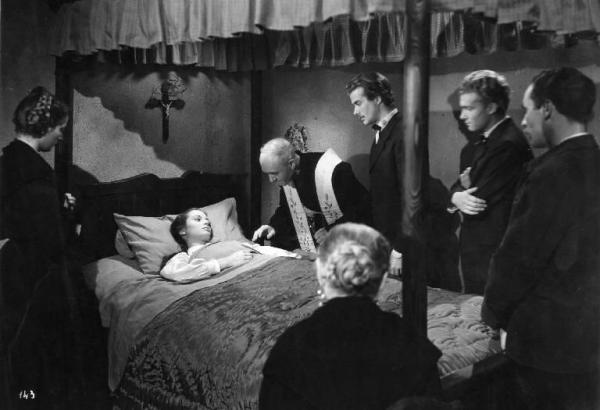 Scena del film "Giacomo l'idealista" - Regia Alberto Lattuada - 1943 - L'attrice Marina Berti, a letto, e Massimo Serato tra gli attori in piedi
