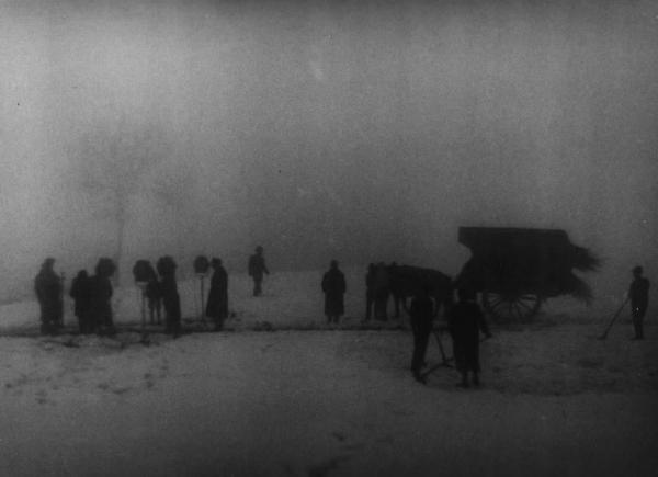Scena del film "Giacomo l'idealista" - Regia Alberto Lattuada - 1943 - Operatori della troupe sulla neve