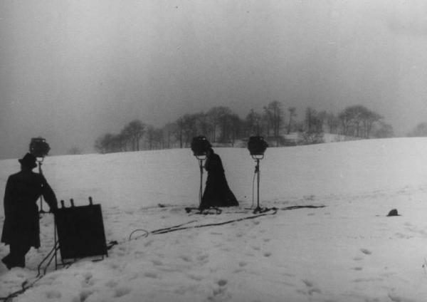 Scena del film "Giacomo l'idealista" - Regia Alberto Lattuada - 1943 - L'attrice Marina Berti sulla neve durante le riprese un operatore