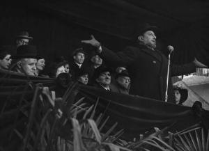 Scena del film "Il cappotto" - Regia Alberto Lattuada - 1952 - L'attore Giulio Stival parla al microfono, dietro di lui un gruppo di attori non identificati