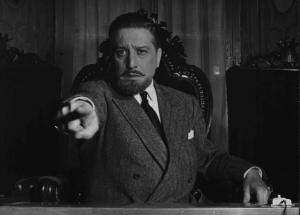 Scena del film "Il cappotto" - Regia Alberto Lattuada - 1952 - L'attore Giulio Stival col dito puntato