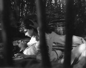 Scena del film "Oh! Serafina" - Regia Alberto Lattuada - 1976 - Gli attori Renato Pozzetto e Angelica Ippolito stesi abbracciati