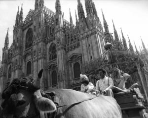 Scena del film "Oh! Serafina" - Regia Alberto Lattuada - 1976 - Gli attori Renato Pozzetto e Dalila Di Lazzaro in carrozza in piazza del Duomo a Milano