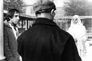 Set del film "Bianco, rosso e..." - Regia Alberto Lattuada - 1972 - Il regista Alberto Lattuada sul set con gli attori Adriano Celentano e Sophia Loren in abito da suora