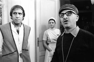 Set del film "Bianco, rosso e..." - Regia Alberto Lattuada - 1972 - Il regista Alberto Lattuada sul set con l'attore Adriano Celentano e un'attrice non identificata