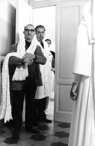 Set del film "Bianco, rosso e..." - Regia Alberto Lattuada - 1972 - Il regista Alberto Lattuada sul set con l'attore Fernando Rey e due attrici non identificate