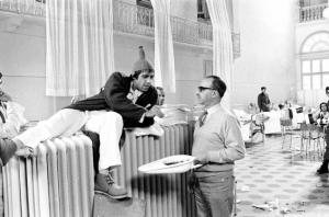 Set del film "Bianco, rosso e..." - Regia Alberto Lattuada - 1972 - Il regista Alberto Lattuada e l'attore Adriano Celentano sul set in ospedale