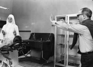 Set del film "Bianco, rosso e..." - Regia Alberto Lattuada - 1972 - Il regista Alberto Lattuada sul set con l'attrice Sophia Loren in abito da suora