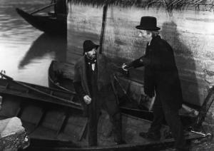 Scena del film "Giacomo l'idealista" - Regia Alberto Lattuada - 1943 - Due attori non identificati su una barca