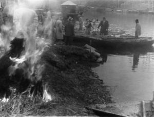 Scena del film "Giacomo l'idealista" - Regia Alberto Lattuada - 1943 - Operatori e attori non identificati nei pressi del fiume e in una barca
